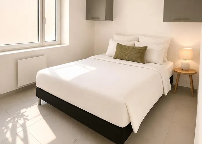 Lunea- Central, Bright, Serene Apartment *